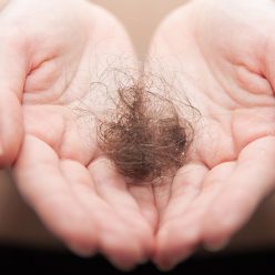 Chute de cheveux : les bons gestes pour l'éviter