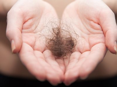 Chute de cheveux : les bons gestes pour l'éviter