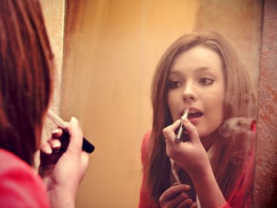 Bouche pulpeuse ou trop fine : quel maquillage