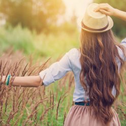 Comment favoriser naturellement la pousse des cheveux ?
