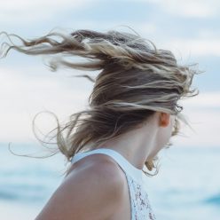 Cheveux Wavy : nattes, crayons et sock bun pour onduler ses cheveux naturellement