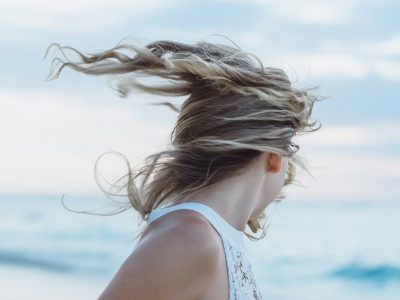 Cheveux Wavy : nattes, crayons et sock bun pour onduler ses cheveux naturellement