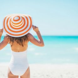 Préparer sa peau au soleil : gommage et hydratation pour mieux bronzer