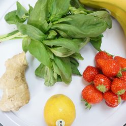 jus healthy de l'été : banane, fraises, citron, gingembre, basilic !