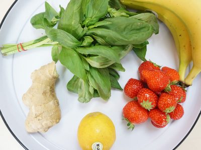 jus healthy de l'été : banane, fraises, citron, gingembre, basilic !