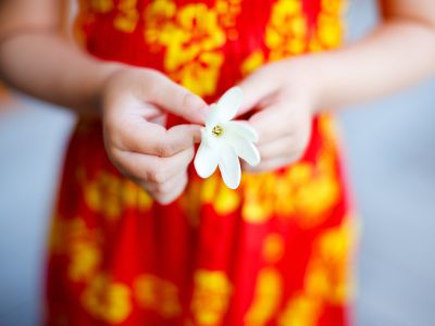 Monoï : propriétés cosmétiques de cette huile tahitienne