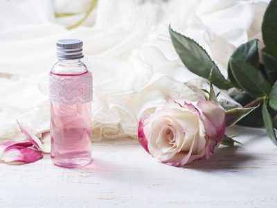 Eau florale de rose : un trésor pour toutes les peaux !
