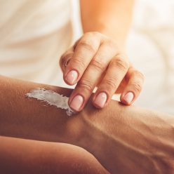 Raffermir la peau du corps avec des produits et cosmétiques naturels