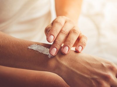 Raffermir la peau du corps avec des produits et cosmétiques naturels