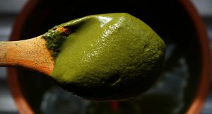 Henné et poudres colorantes : choisir la bonne teinte pour sa coloration naturelle