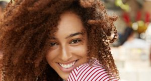 Cheveux crépus : les meilleurs soins et produits naturels