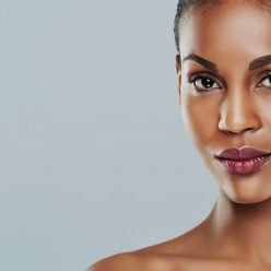 Peau grasse : les meilleurs soins naturels pour réguler l'épiderme
