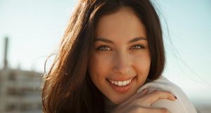 Cheveux ternes : conseils et astuces naturelles pour raviver leur éclat