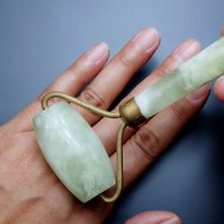 Le rouleau de jade : quels sont ses véritables bienfaits beauté ?