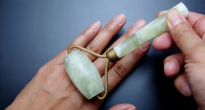 Le rouleau de jade : quels sont ses véritables bienfaits beauté ?