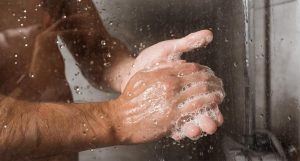 Hommes : faut-il privilégier le bain ou la douche après le sport ?