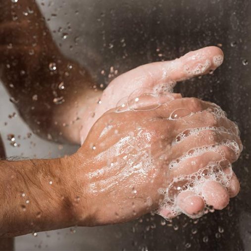 Hommes : faut-il privilégier le bain ou la douche après le sport ?