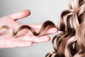 Boucler ses cheveux sans chaleur
